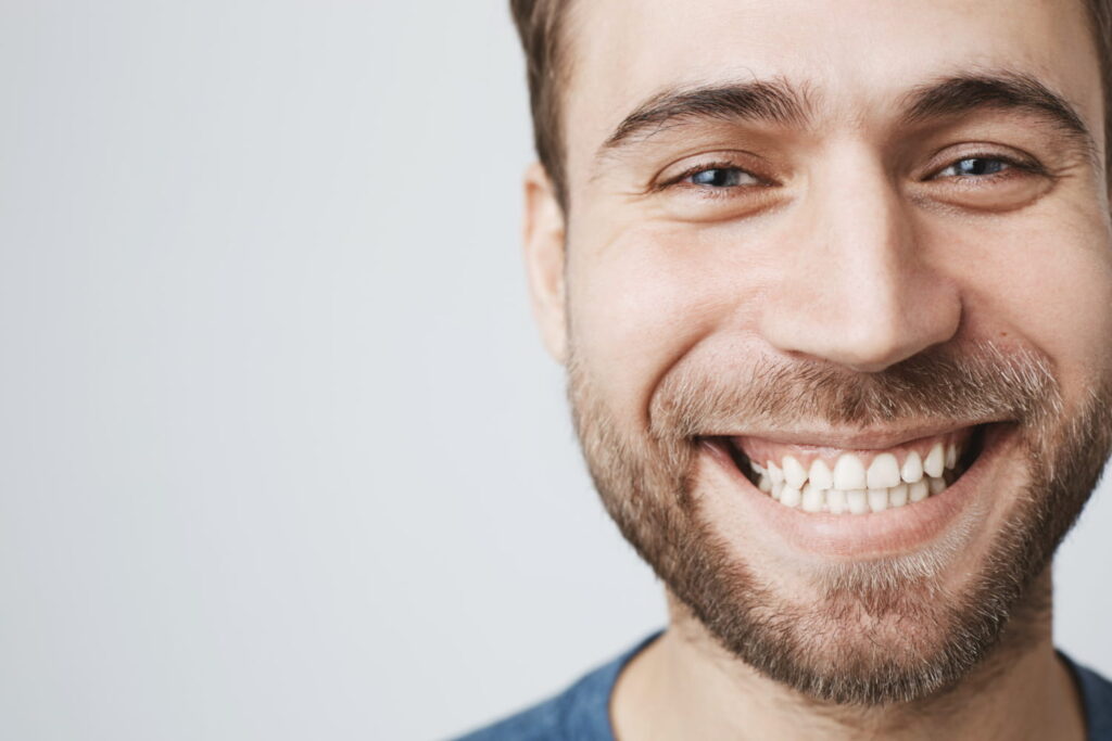 Alineadores transparentes sobre modelo dental